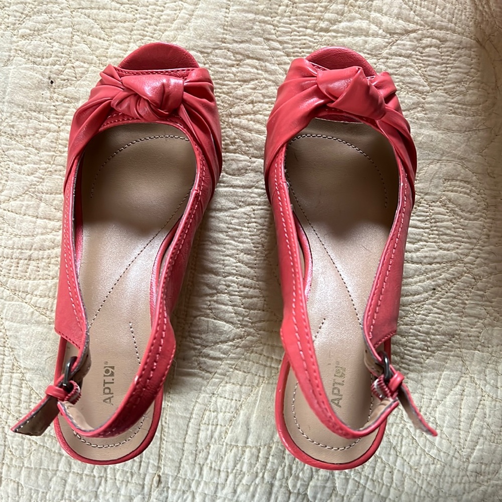 Sling back wedge